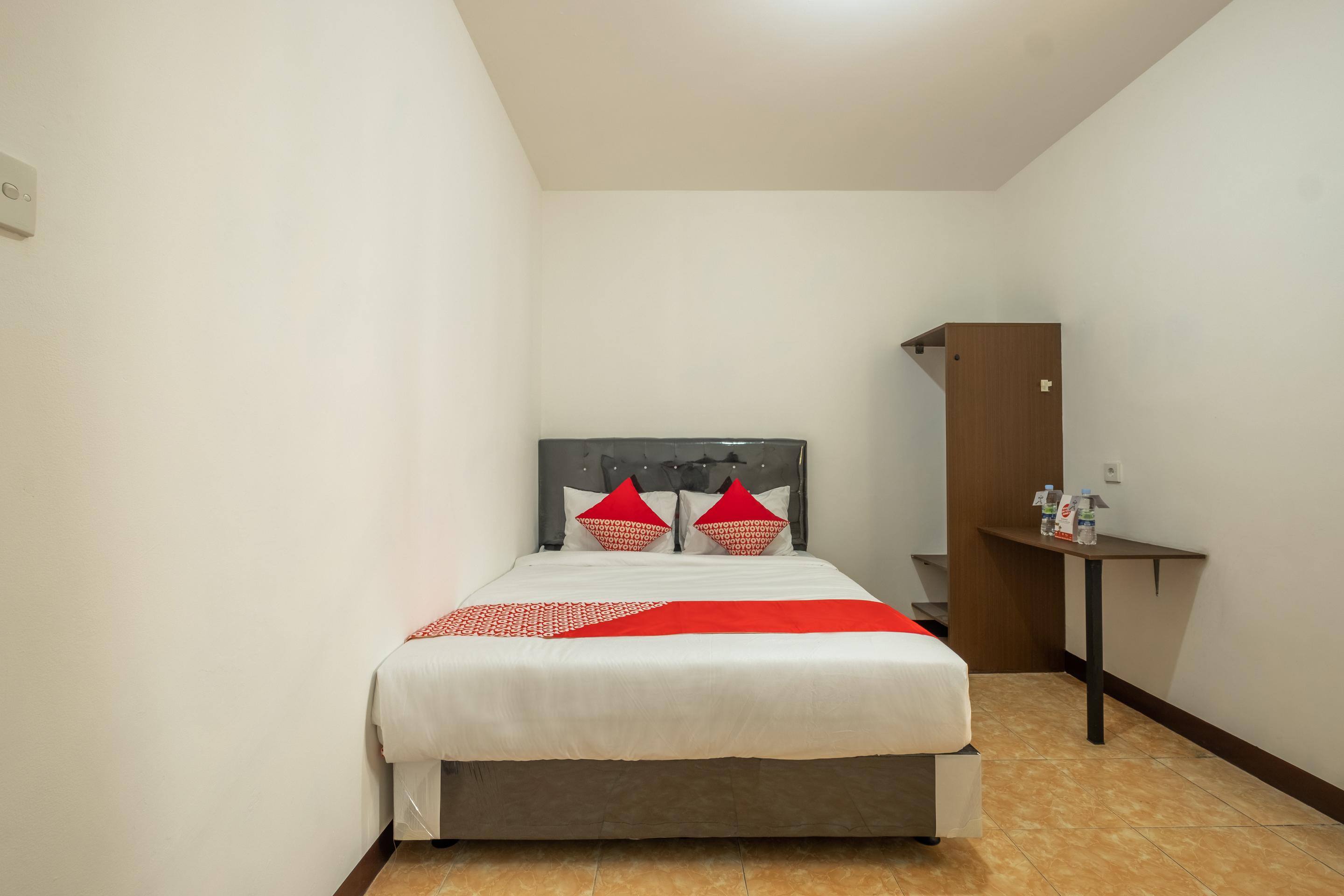 Oyo 1460 Anyelir Residence Cirebon Exteriör bild