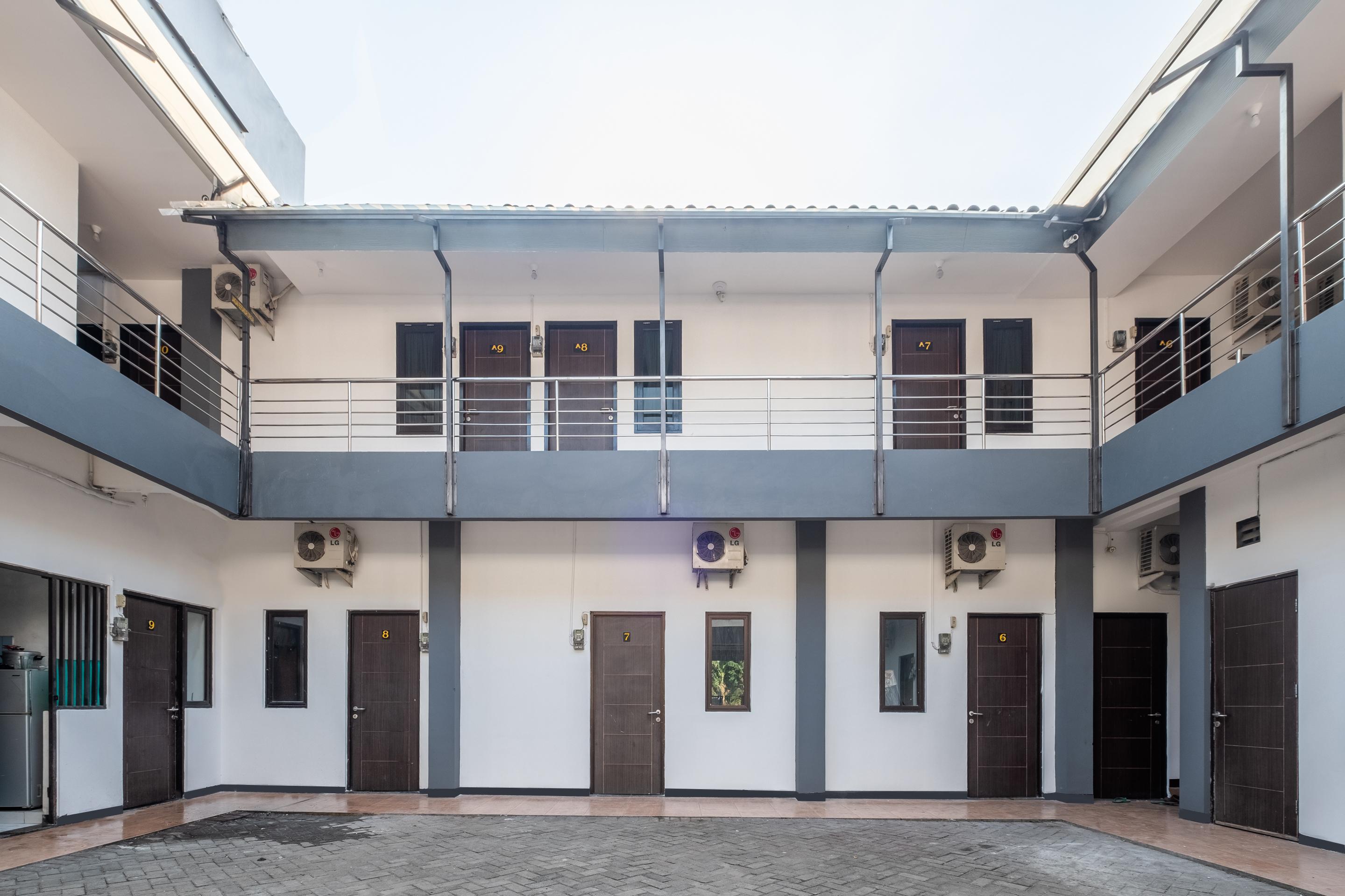 Oyo 1460 Anyelir Residence Cirebon Exteriör bild