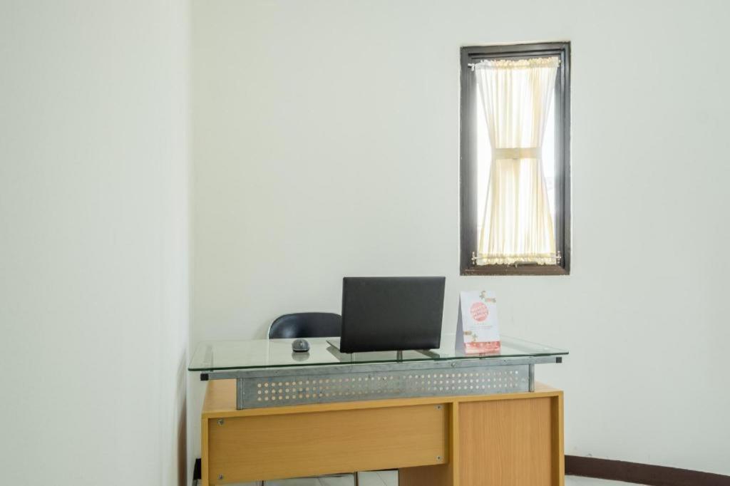 Oyo 1460 Anyelir Residence Cirebon Exteriör bild