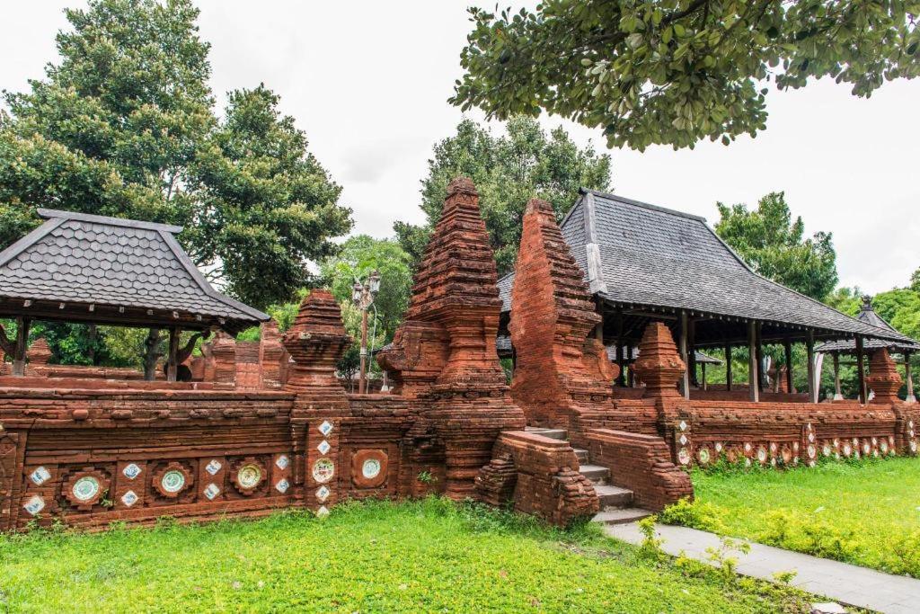 Oyo 1460 Anyelir Residence Cirebon Exteriör bild